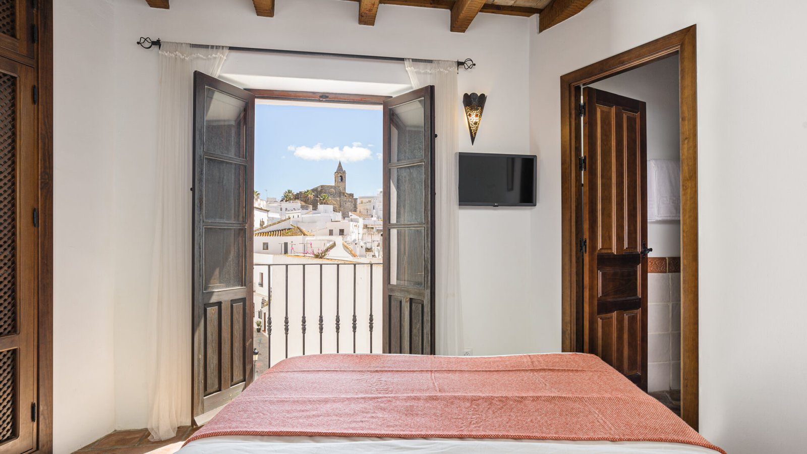 Use bitcoin or other cryptocurrencies to book and pay for rooms in Vejer de la Frontera, Cádiz, Spain